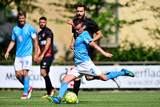 Malmö FFs Eric Larsson och Midtjyllands Tim Sparv