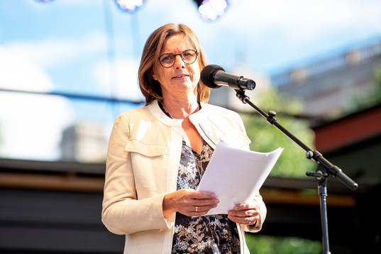 Biståndsminister och vice statsminister Isabella Lövin talar