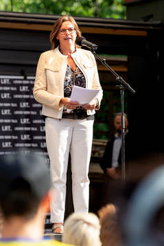 Biståndsminister och vice statsminister Isabella Lövin talar