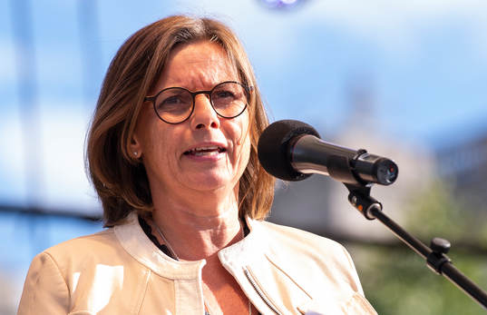 Biståndsminister och vice statsminister Isabella Lövin håller tal