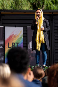 Fatemeh Khavari håller tal
