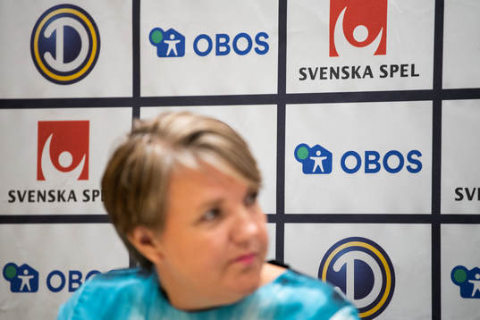 Svenska Spels, OBOS och Damallsvenskans logotyper syns