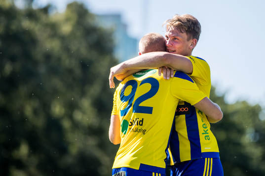 Eskilsminnes Robin Hofsö jublar tillsammans med Emil Åberg efter 2-0