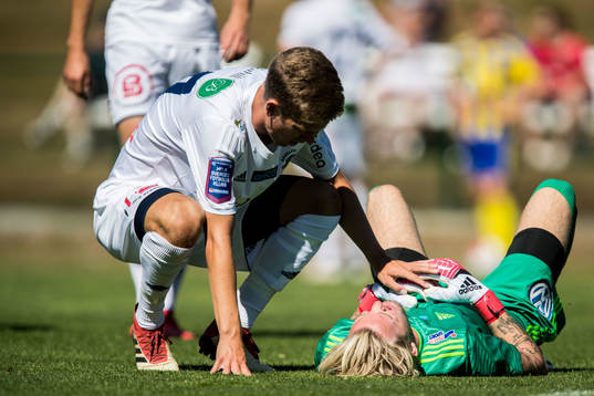 Ängelholms målvakt Linus Müller blir liggandes