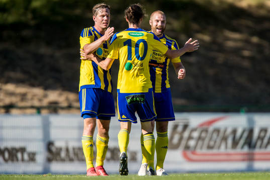 Eskilsminnes Emil Åberg jublar tillsammans med lagkamrater