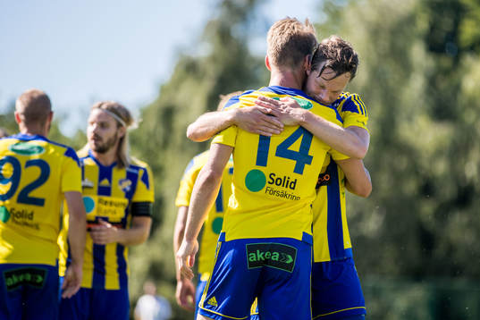 Eskilsminnes Robin Hofsö (ryggen mot kameran) jublar med lagkamrater efter 2-0