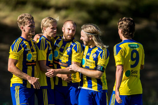 Eskilsminnes Emil Åberg jublar med lagkamrater
