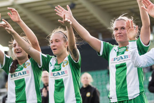Hammarbys målskyttar Julia Zigiotti Olme (v) och Frida Sjöberg jublar