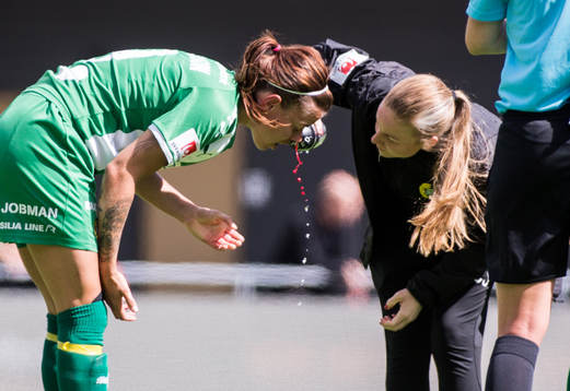 Hammarbys Amanda Johansson blöder näsblod