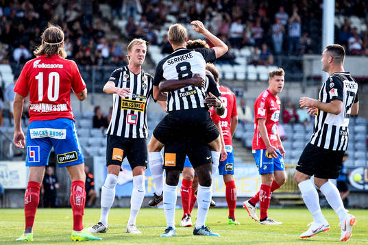 Landskronas Måns Ekvall jublar med lagkamrater efter 1-0
