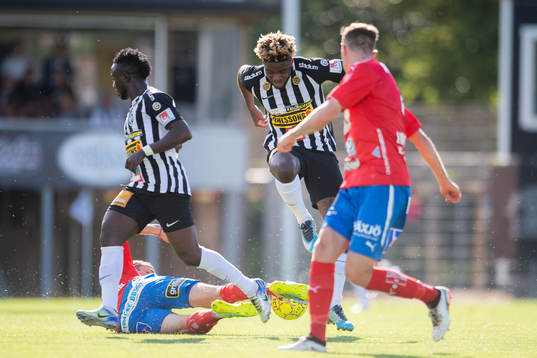 Landskronas Sean Ugochukwu Okoli glidtacklat as Östers David Johannesson