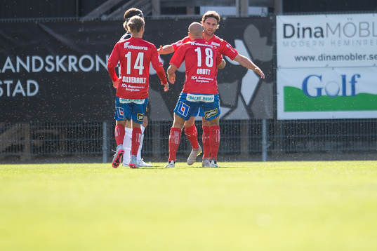 Östers Simon Helg jublar