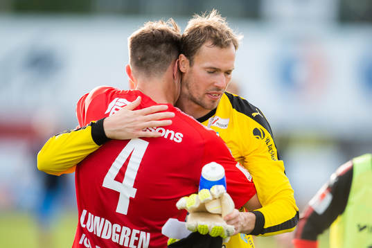 Östers målvakt Robin Malmkvist och Fredrik Lundgrenjublar efter slutsignalen