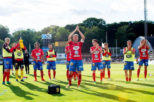 Östers Stefan Karlsson jublar efter slutsignalen