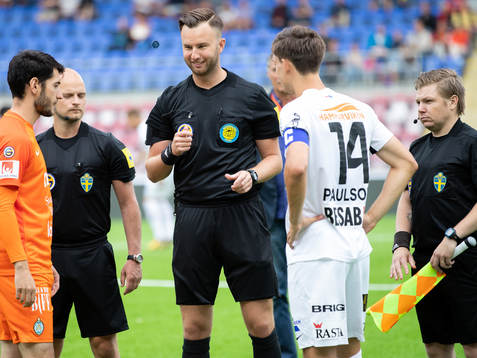 Domare Mirza Kazic singlar slant innan matchen med