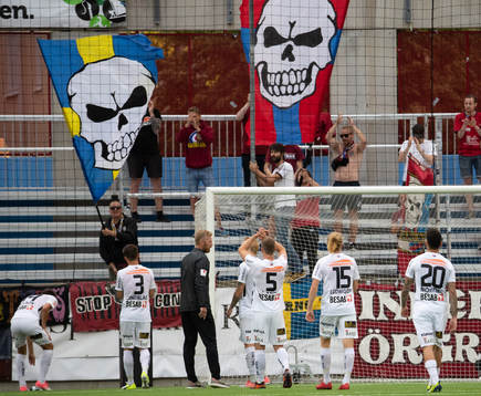 Örgrytes spelare tackar tillresta supporters på läktaren