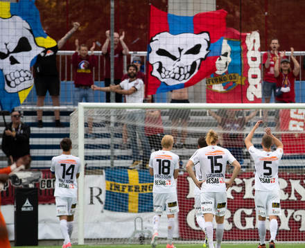 Örgrytes spelare tackar tillresta supporters på läktaren