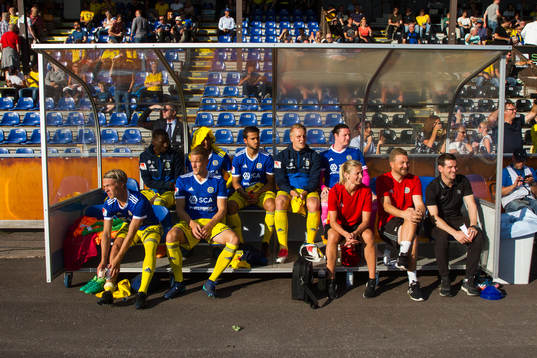 Sundsvalls avbytarbänk innan fotbollsmatchen i Allsvenskan mellan Sirius och GIF Sundsvall den 3 juli 2018 i Uppsala.