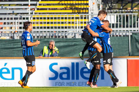 Sirius Shkodran Maholli jublar med lagkamrater efter att han gjort 1-0-målet