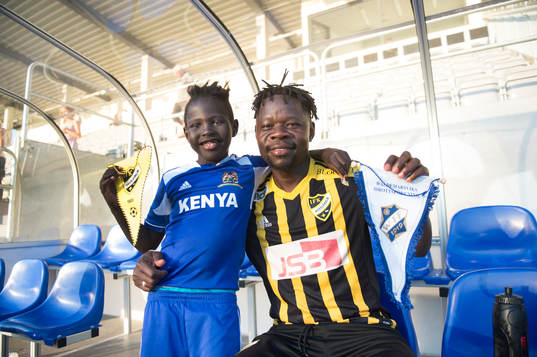 En liten kenyansk kille från Valdemarsvik fick träffa sin favorit och landsman Patrick Osiako i matchen i division 2 mellan IFK Hässleholm och Nässjö FF i Hässleholm 4 juli2018.  