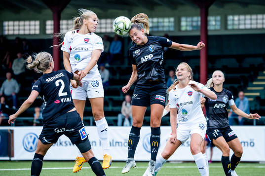 Rosengårds Lisa-Marie Utland och Glodis Perla Viggosdottir mot Växjös Elin Karlsson, Jennie Nordin och Jonna Ståhl