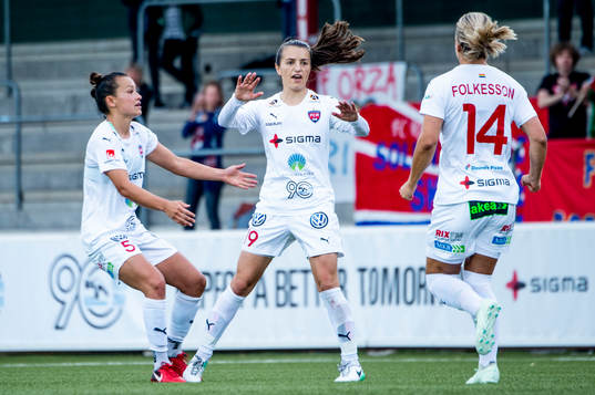Rosengårds Iva Landeka jublar efter 1-1 med Alexandra Lowe Riley och Hanna Folkesson