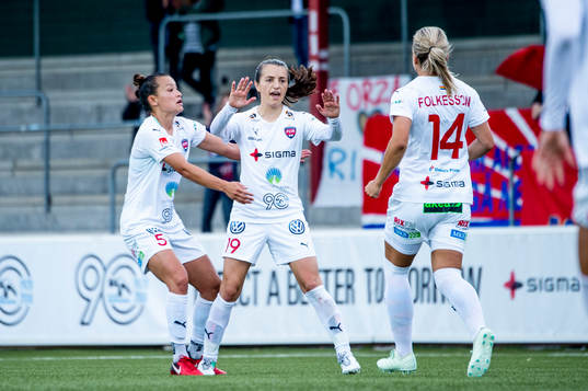 Rosengårds Iva Landeka jublar efter 1-1 med Alexandra Lowe Riley och Hanna Folkesson