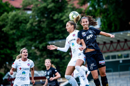 Rosengårds Nathalie Björn i närkamp med Växjös Nellie Karlsson