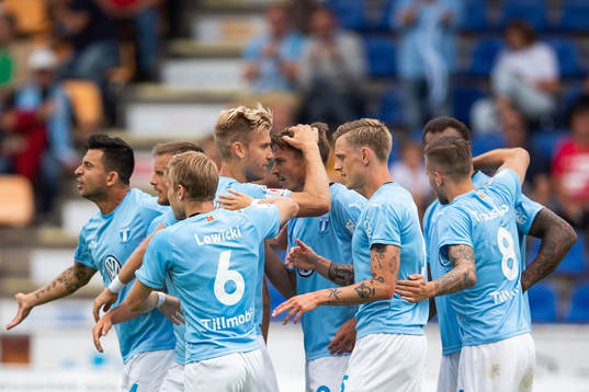 Malmö FFs Oscar Lewicki , Sören Rieks och Arnór Ingvi Traustason jublar med målskytten till 0-1 Markus Rosenberg (mitten)