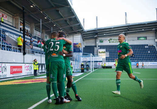 Dalkurds spelare jublar med Ferhad Ayaz efter att han gjort 2-0-målet