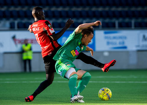 Brommapojkarnas Eric Johana (v) i kamp med Dalkurds Yukiya Sugita