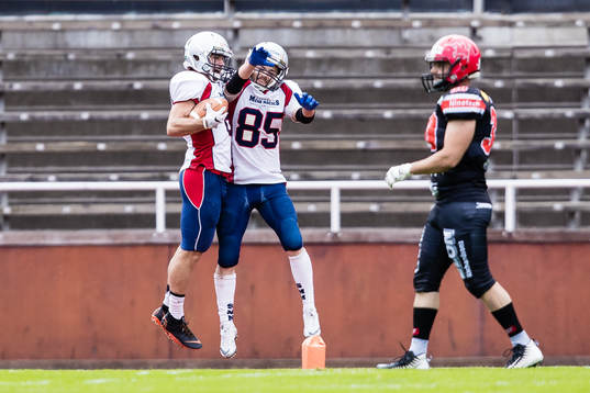 Stockholm Mean Machines Matthew Retzlaff jublar med Damien Scanella efter 0-7