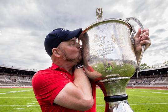 Stockholm Mean Machines tränare Fredrik Pilbäck kysser pokalen