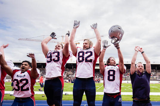Stockholm Mean Machines spelare jublar