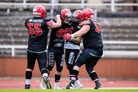 Carlstad Crusaders Natal Melero jublar med Robin Juhlin , Martin Thor och Marco Gudding