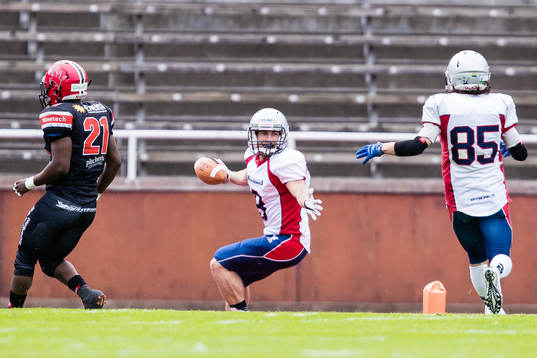 Stockholm Mean Machines Matthew Retzlaff jublar med Damien Scanella efter 0-7
