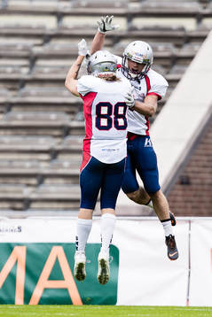 Stockholm Mean Machines Matthew Retzlaff jublar med David Preiholt efter 21-14