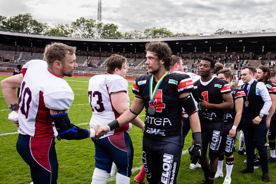 Carlstad Crusaders Marcus Johnsson (h) tackar Stockholm Mean Machines Daniel Labbé-Bruhn