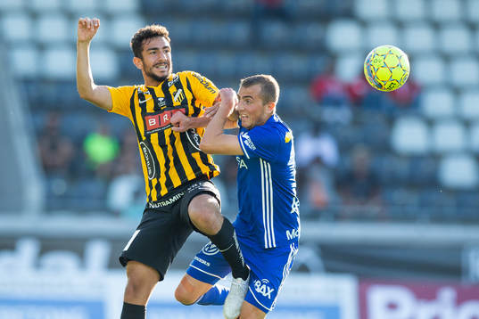 Häckens Daleho Irandust i kamp om bollen med Sundsvalls