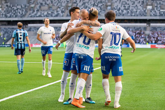 Norrköpings David Moberg Karlsson, Gudmundur Thorarinsson och Alexander Jakobsen jublar med Simon Skrabb efter att han kvitterat till 1-1
