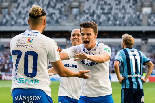 Norrköpings Alexander Jakobsen jublar tillsammans med Simon Skrabb efter att Skrebb kvitterat för Norrköping till 1-1