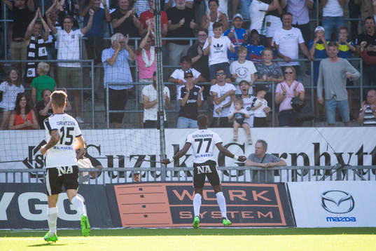 Örebros Kennedy Igboananike jublar