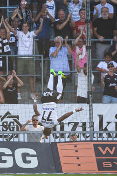 Örebros Kennedy Igboananike jublar