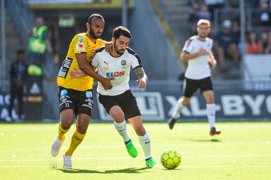 Elfsborgs Issam Jebali och Örebros Nahir Besara i kamp om