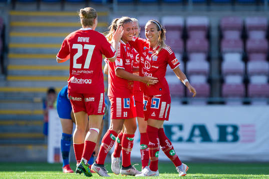 Linköpings Filippa Angeldal (mitten) jublar med Kosovare Asllani efter att hon gjort 0-1-målet