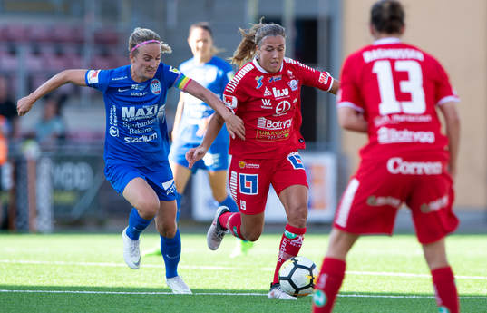 Eskilstunas Petra Johansson i en duell med Linköpings