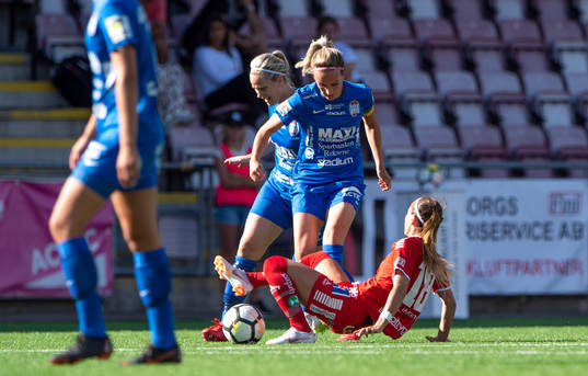 Linköpings Kosovare Asllani tacklar Eskilstunas Petra