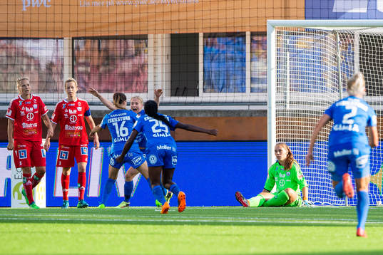 Eskilstunas Annica Svensson jublar med Felicia Karlsson och Ngozi Sonia Okobi efter att hon gjort 3-3-målet