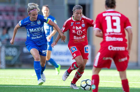 Linköpings Filippa Angeldal i en närkamp med Eskilstunas Petra Johansson