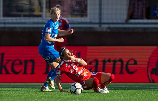 Linköpings Kosovare Asllani tar sig för ansiktet efter en duell med Eskilstunas Annica Svensson